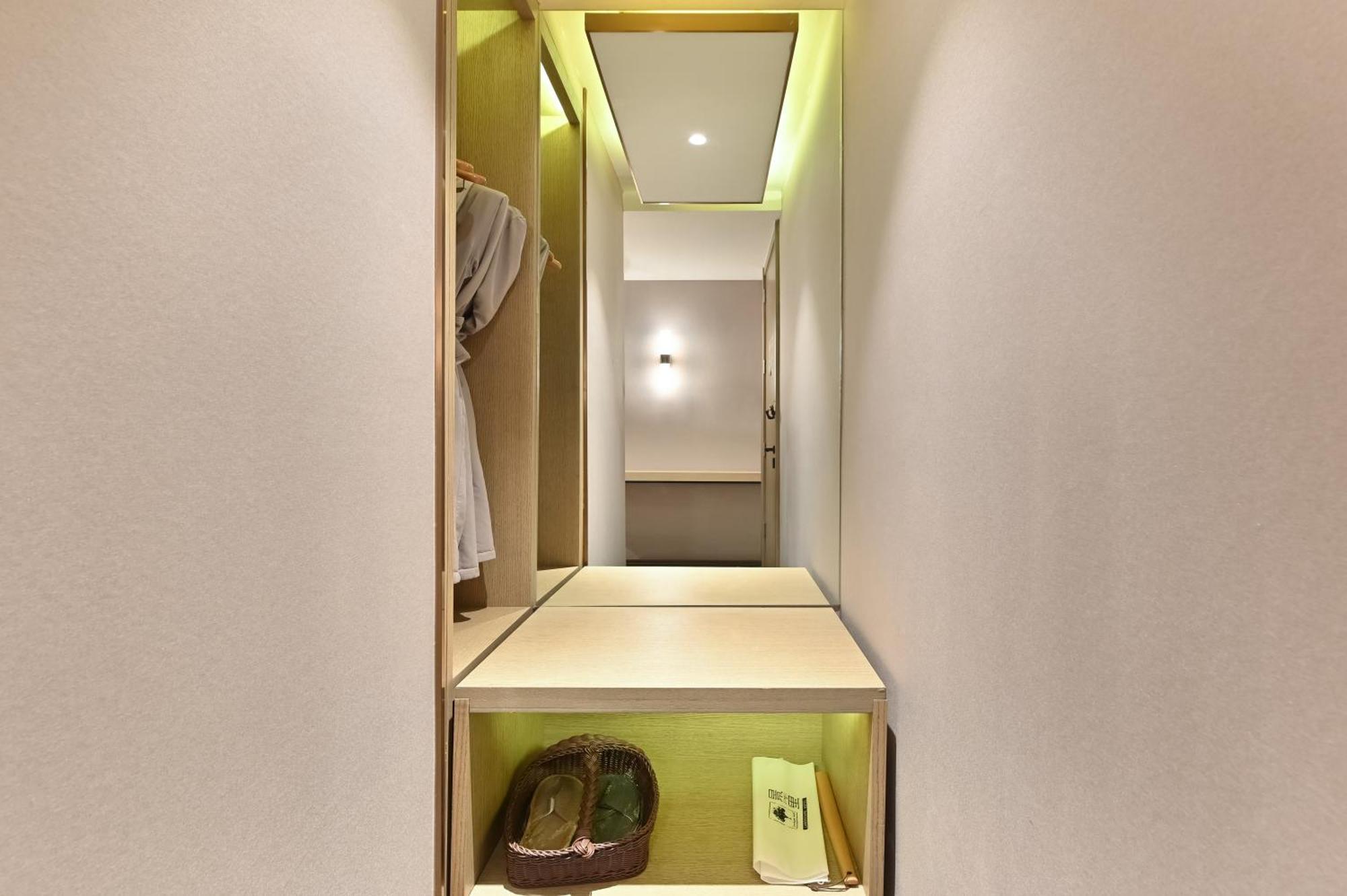 Jingli Heshenghui Dajiaoting Subway Station Branch Hotel 4*